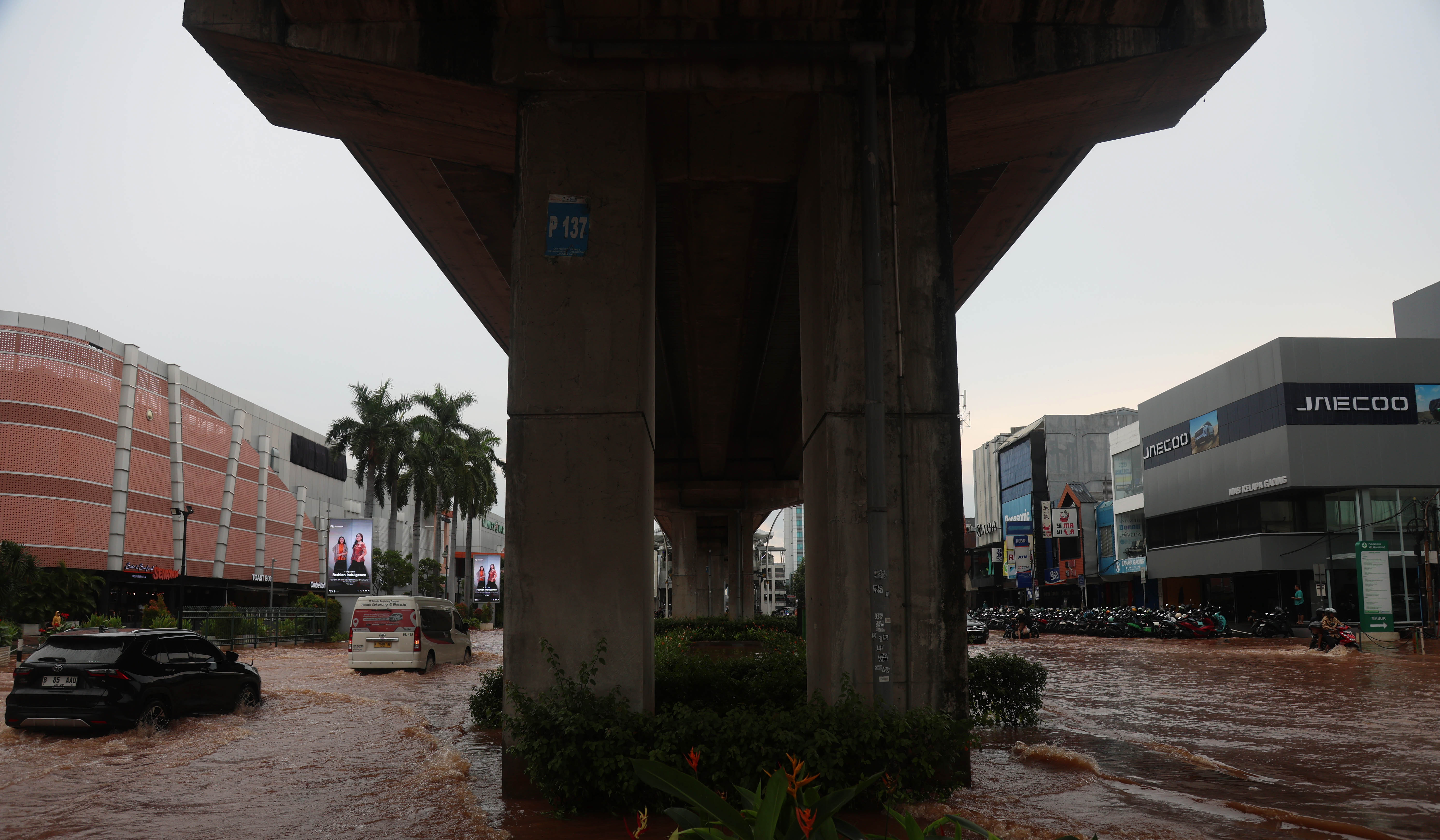Banjir di jalan Boulevard Raya, Kelapa Gading. (Agus Priatna/SinPo.id)