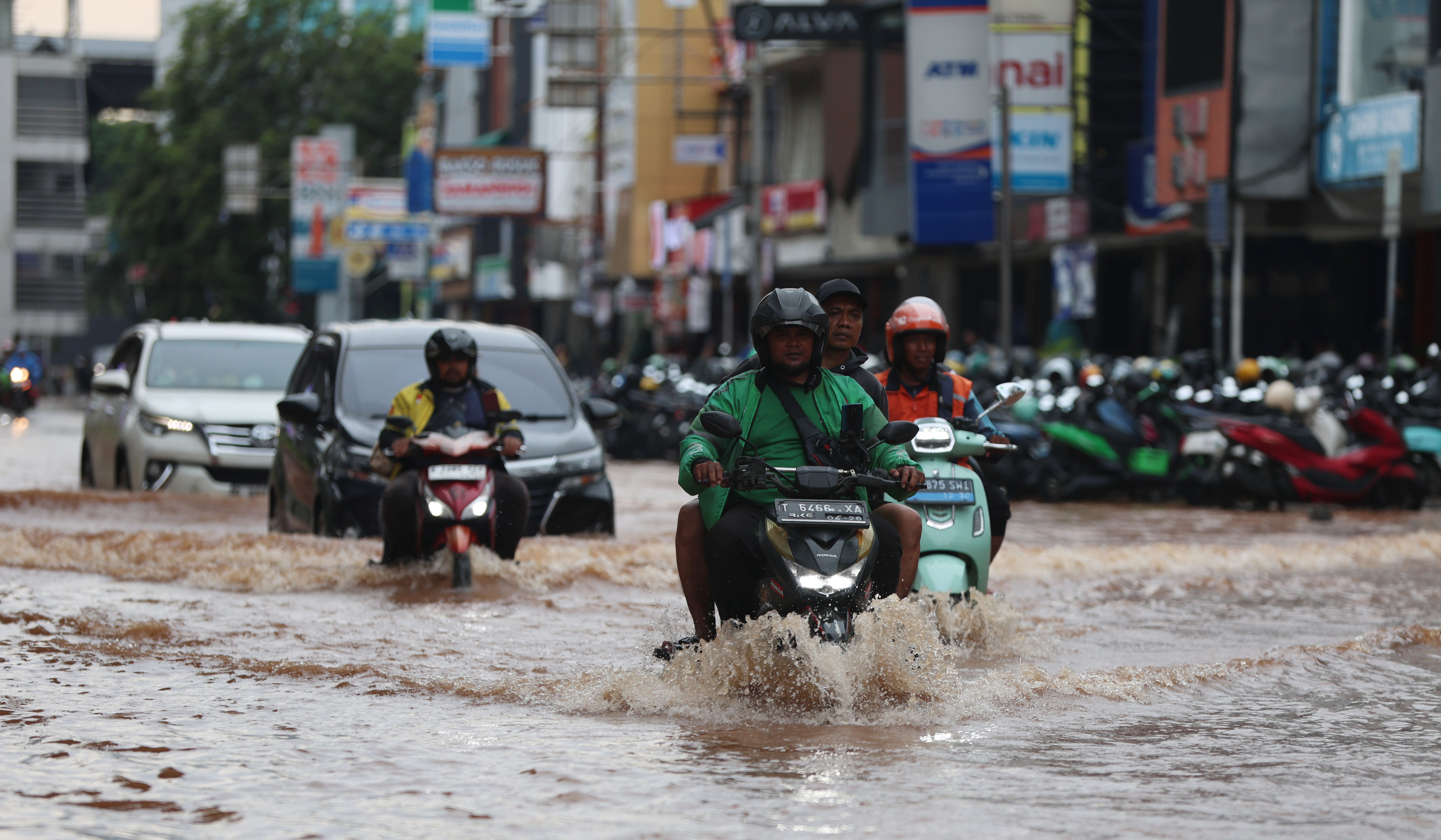 Banjir di jalan Boulevard Raya, Kelapa Gading. (Agus Priatna/SinPo.id)