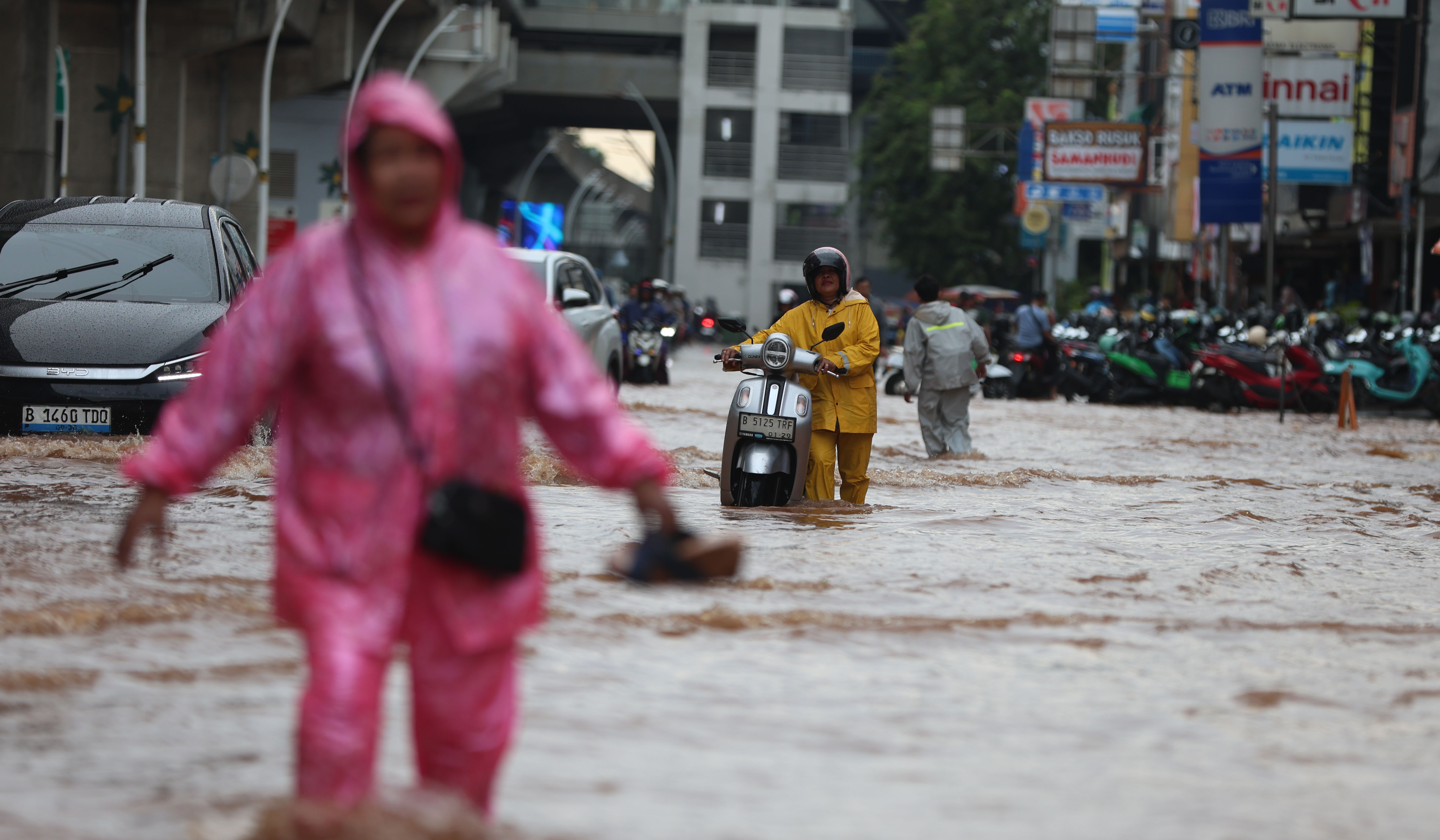 Banjir di jalan Boulevard Raya, Kelapa Gading. (Agus Priatna/SinPo.id)