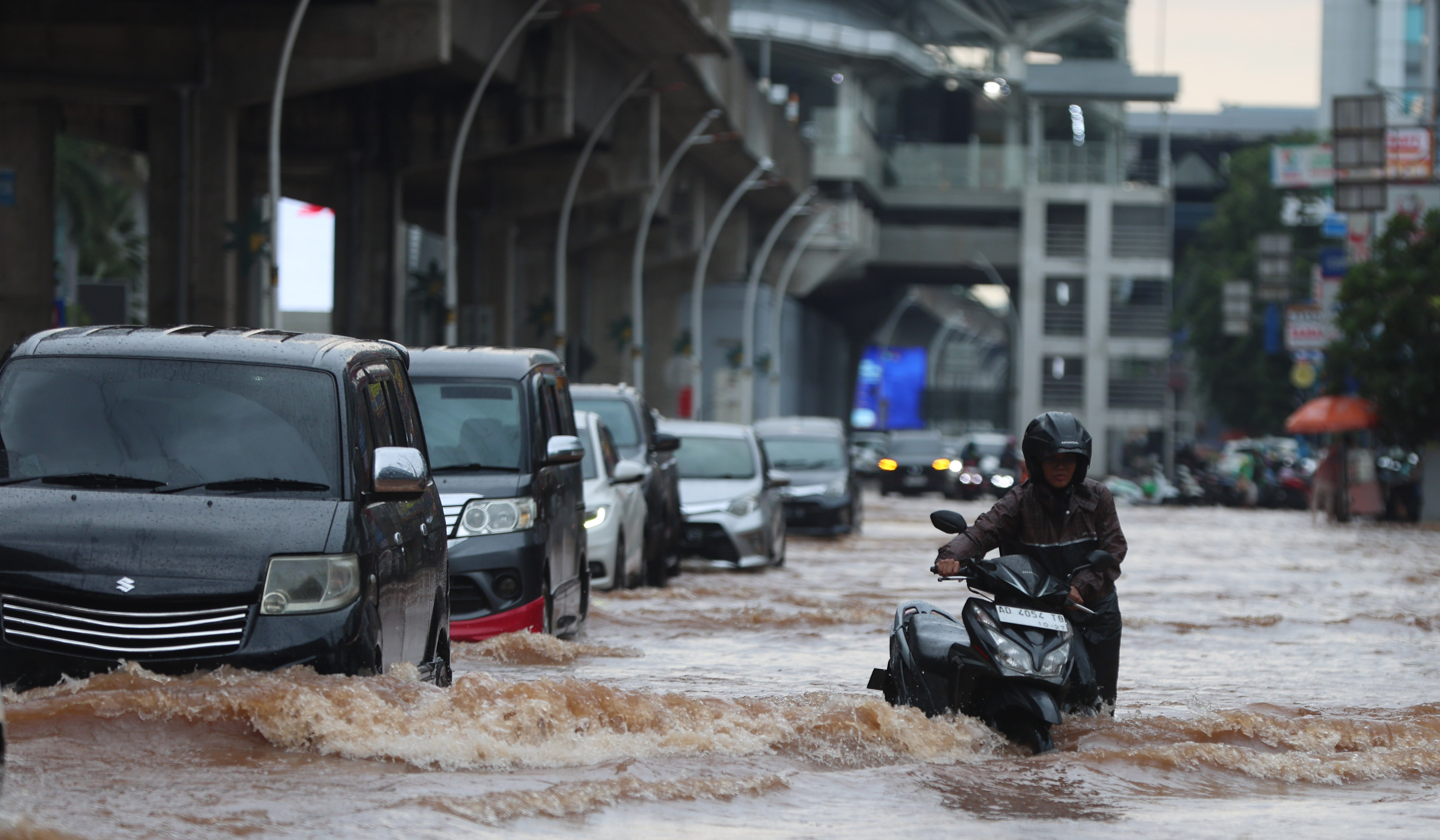 Banjir di jalan Boulevard Raya, Kelapa Gading. (Agus Priatna/SinPo.id)