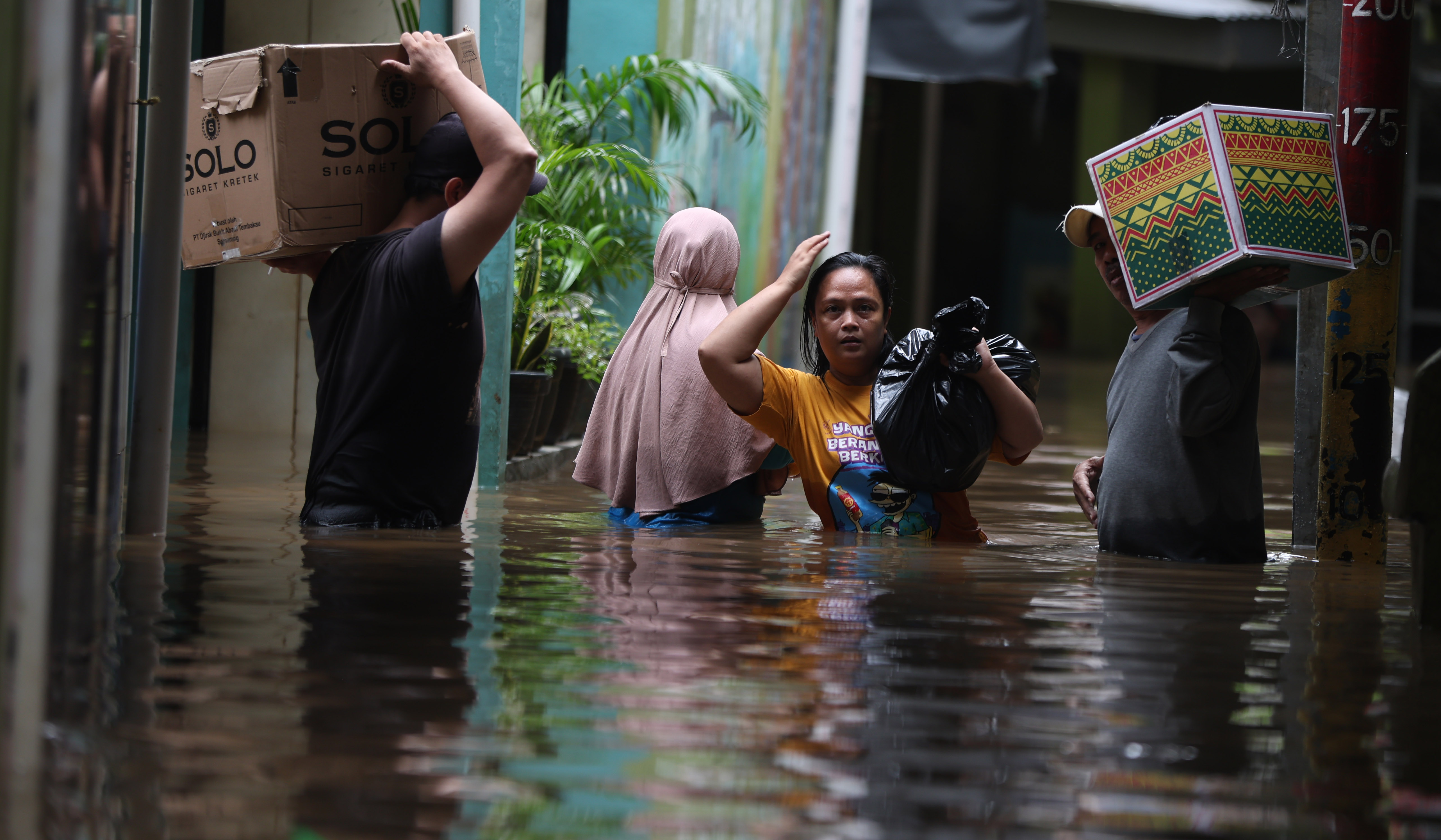 Banjir di Kebon Pala, Jakarta. (Agus Priatna/SinPo.id)