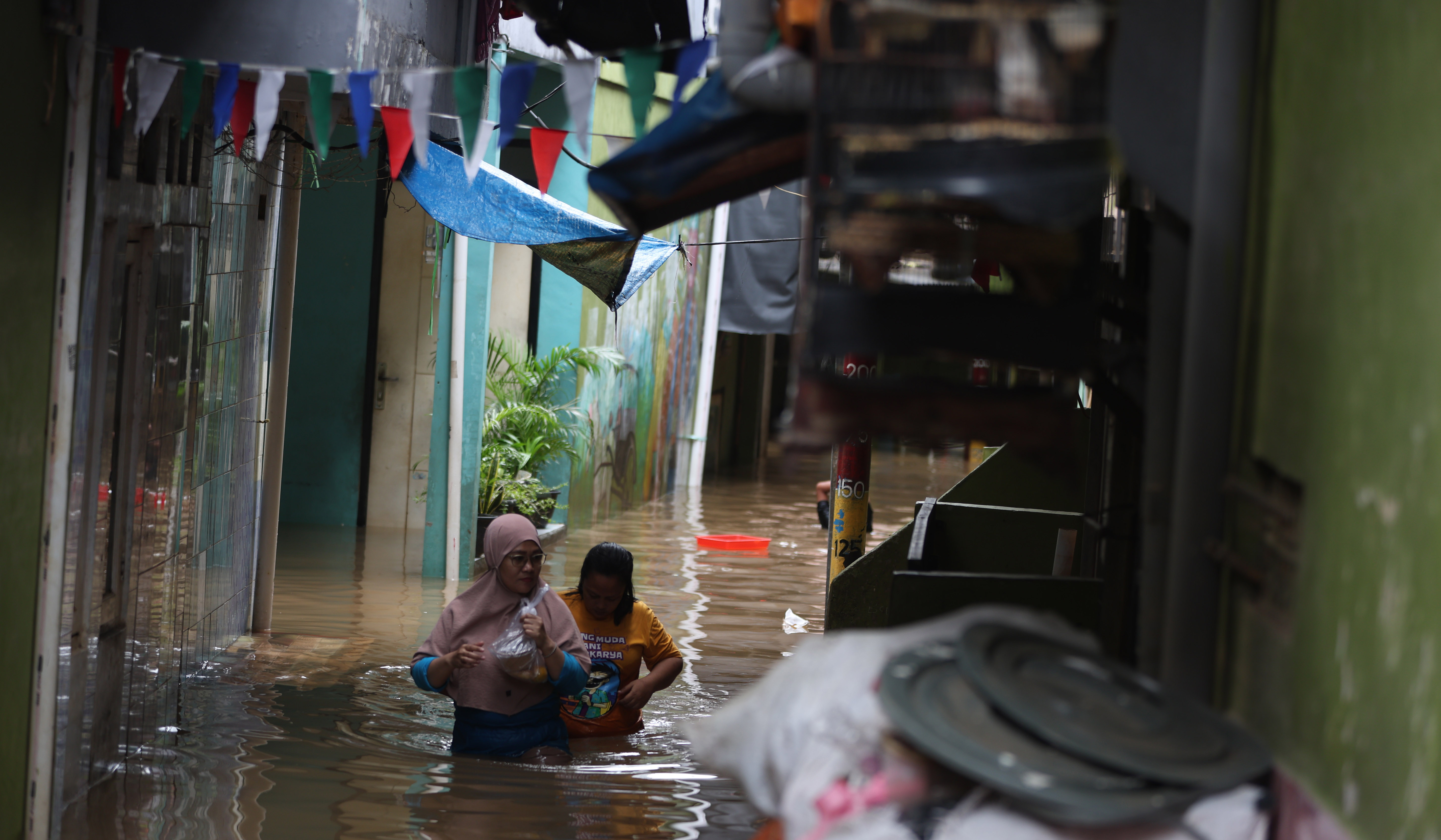 Banjir di Kebon Pala, Jakarta. (Agus Priatna/SinPo.id)