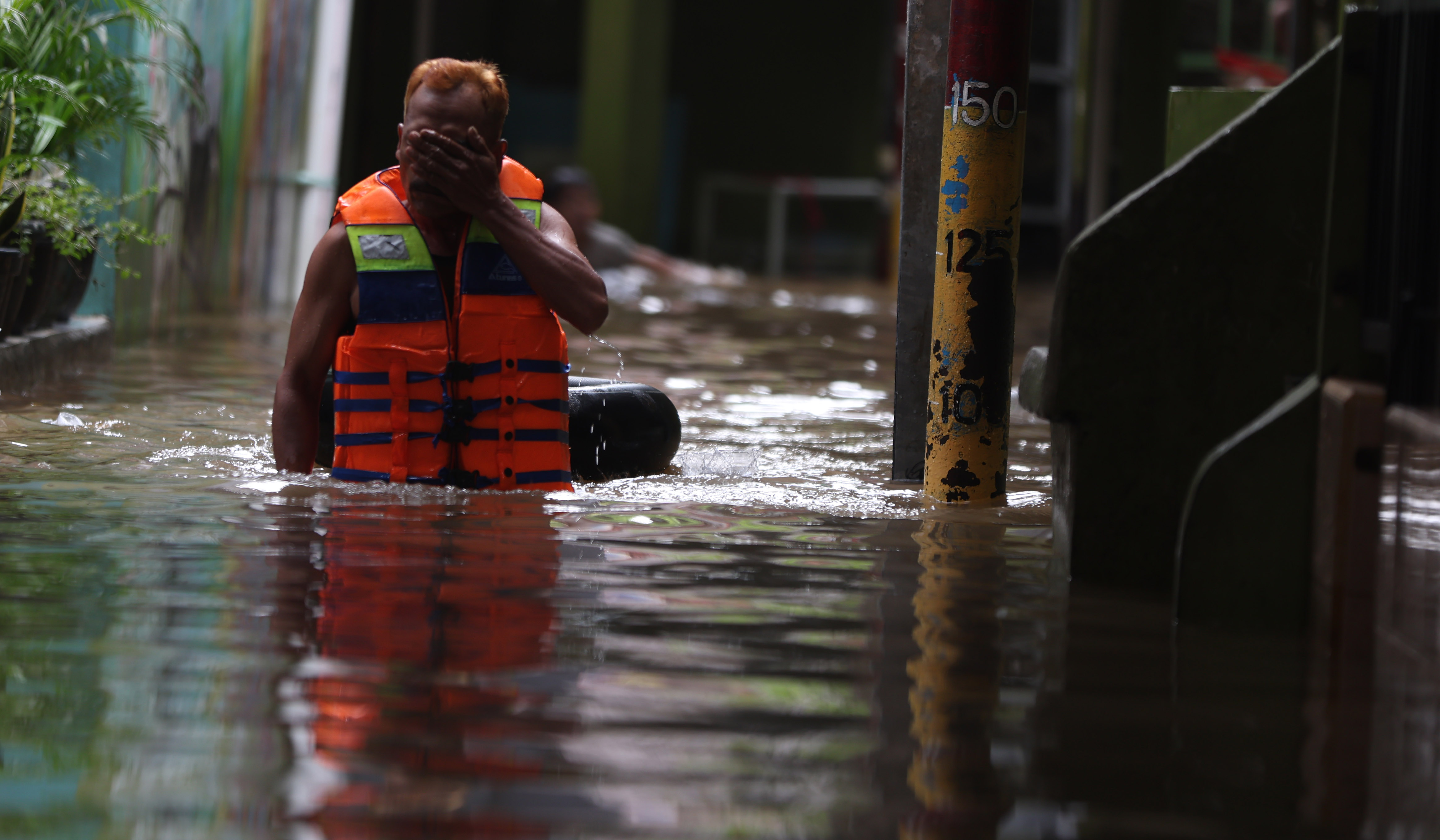 Banjir di Kebon Pala, Jakarta. (Agus Priatna/SinPo.id)