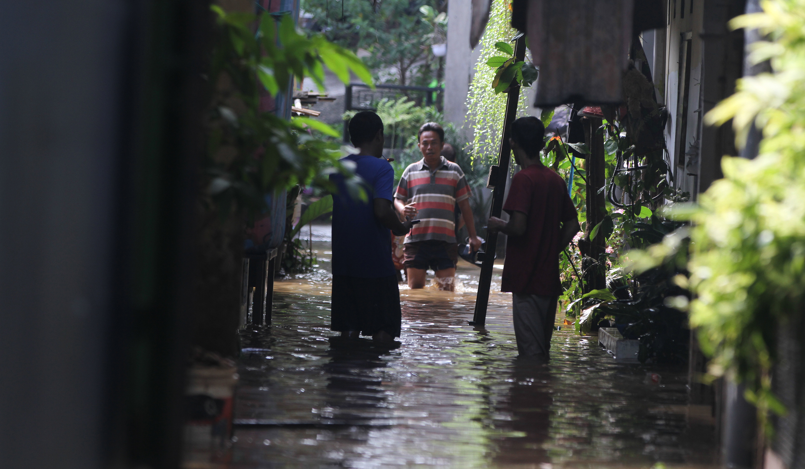 Warga melakukan aktivitas saat banjir merendam pemukiman warga di Kawasan Cipinang Melayu, Jakarta, Senin (7 Juli 2025).