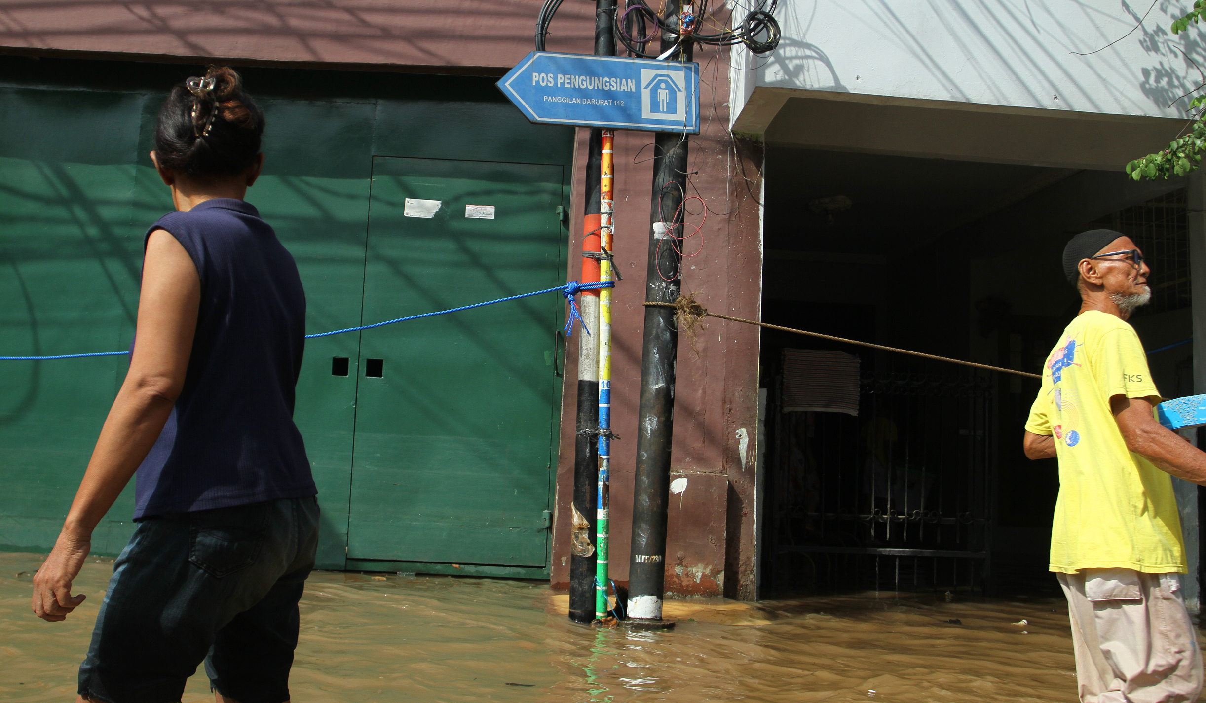 Warga melakukan aktivitas saat banjir merendam pemukiman warga di Kawasan Cipinang Melayu, Jakarta, Senin (7 Juli 2025).