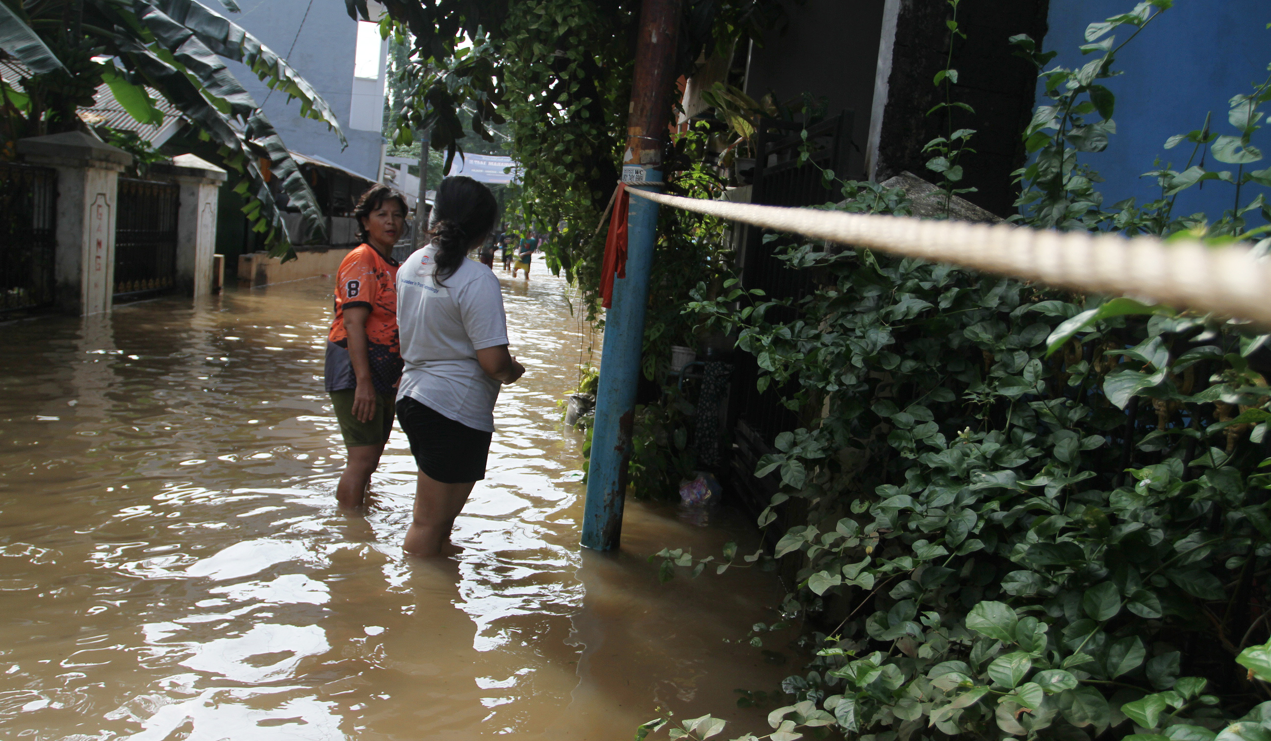 Warga melakukan aktivitas saat banjir merendam pemukiman warga di Kawasan Cipinang Melayu, Jakarta, Senin (7 Juli 2025).