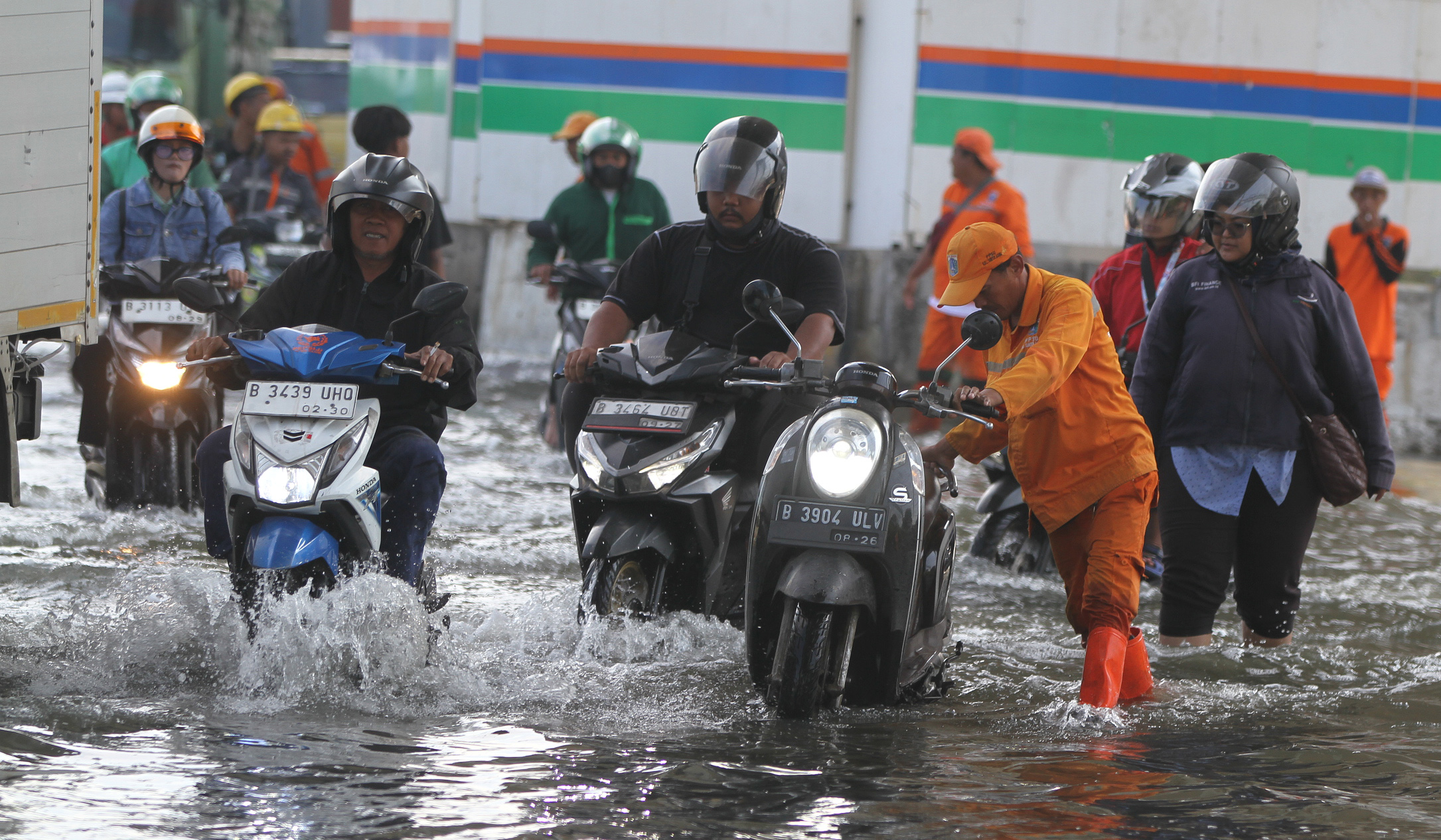 Banjir rob di jalan RE Martadinata, Jakarta. (Agus Priatna/SinPo.id)