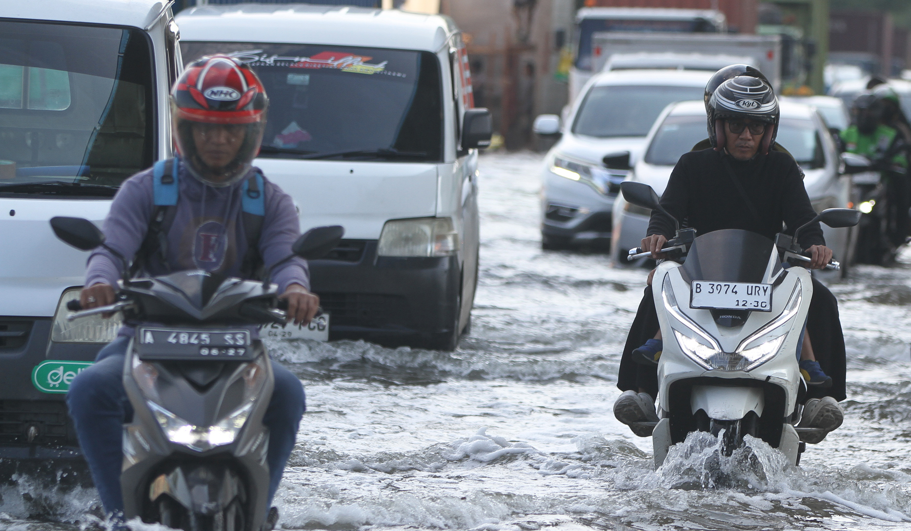 Banjir rob di jalan RE Martadinata, Jakarta. (Agus Priatna/SinPo.id)