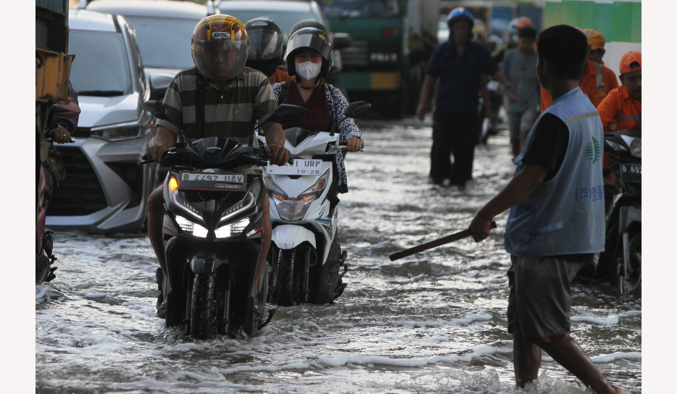 Banjir rob di jalan RE Martadinata, Jakarta. (Agus Priatna/SinPo.id)