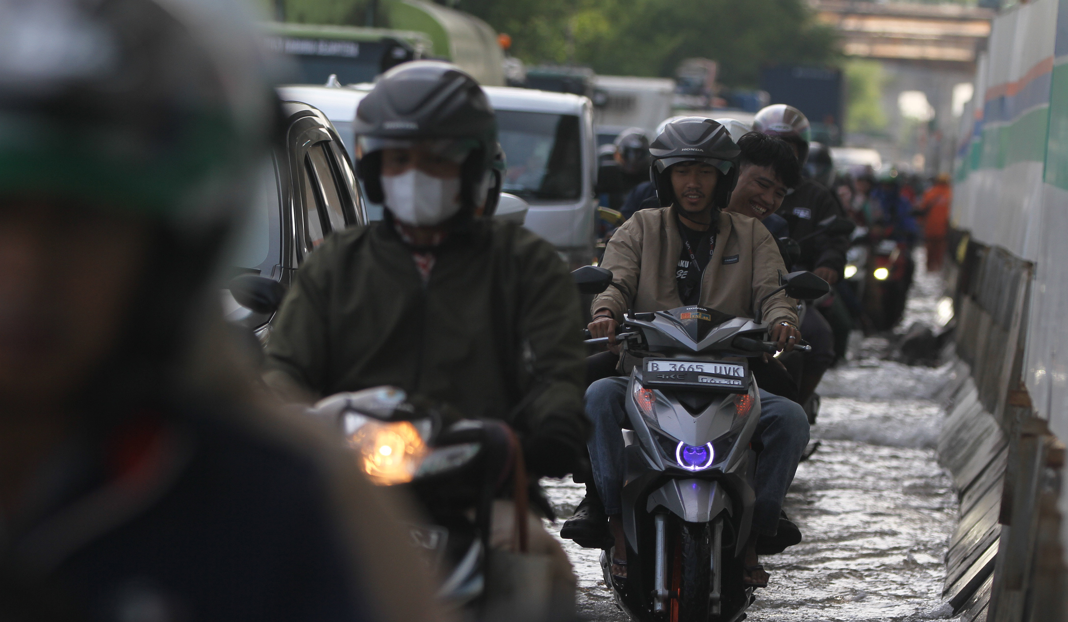 Banjir rob di jalan RE Martadinata, Jakarta. (Agus Priatna/SinPo.id)