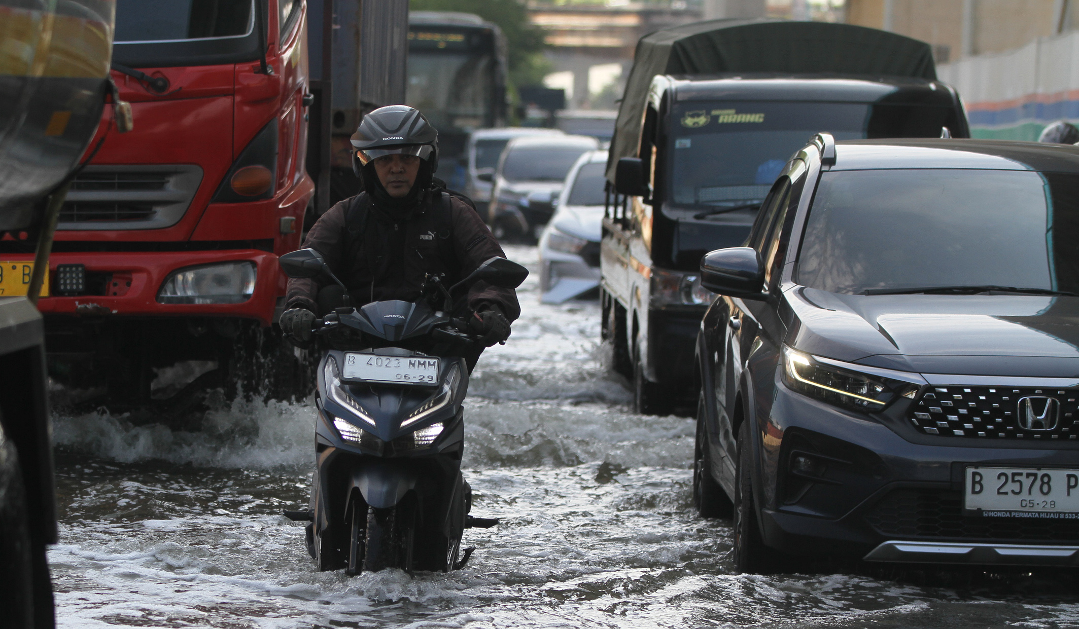 Banjir rob di jalan RE Martadinata, Jakarta. (Agus Priatna/SinPo.id)