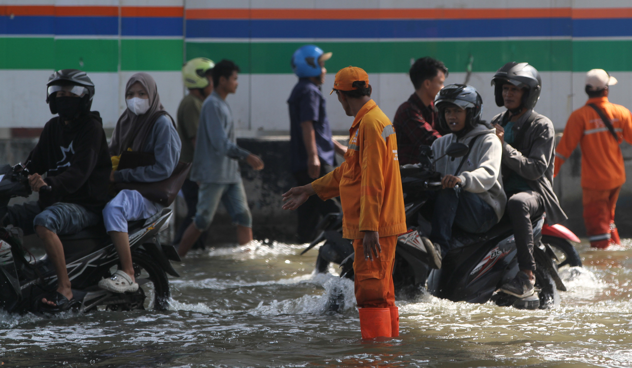 Banjir rob di jalan RE Martadinata, Jakarta. (Agus Priatna/SinPo.id)