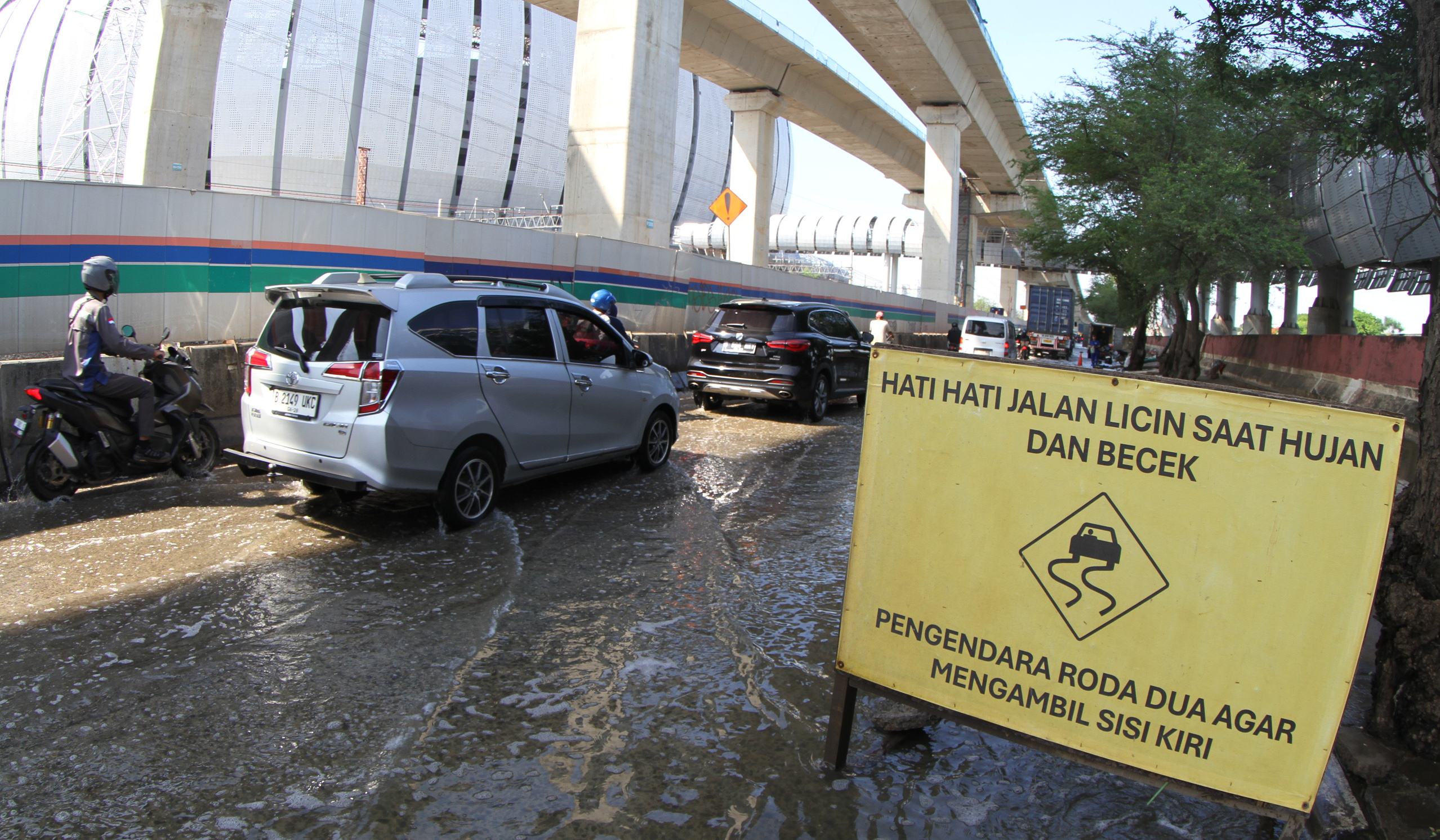 Banjir rob di jalan RE Martadinata, Jakarta. (Agus Priatna/SinPo.id)