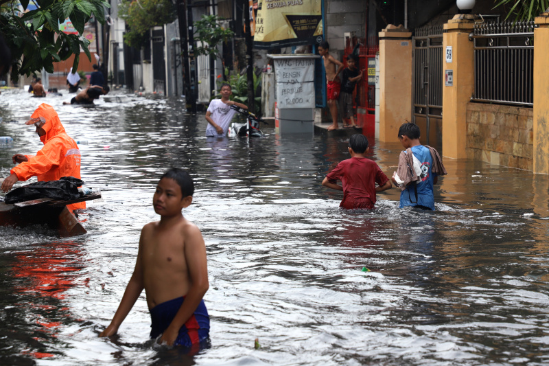 Hujan deras mengguyur kawasan Jakarta Barat sehingga menyebabkan banjir dengan ketinggian 50 Cm di Jalan Adam, Rawa Belong (Ashar/SinPo.id)