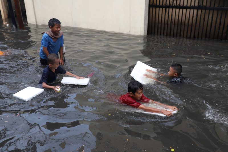 Hujan deras mengguyur kawasan Jakarta Barat sehingga menyebabkan banjir dengan ketinggian 50 Cm di Jalan Adam, Rawa Belong (Ashar/SinPo.id)