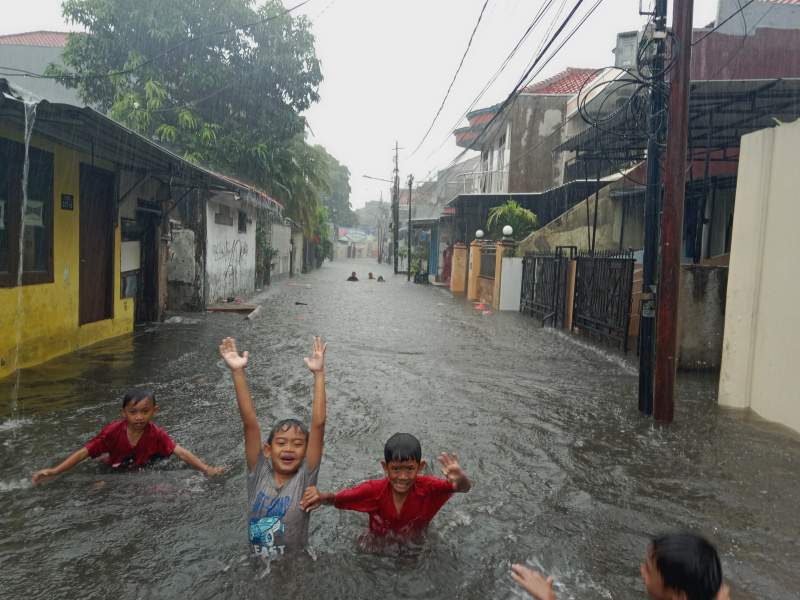 Hujan deras dan petir menyebabkan banjir setinggi 50 cm di kawasan Rawa Belong (Ashar/SinPo.id)