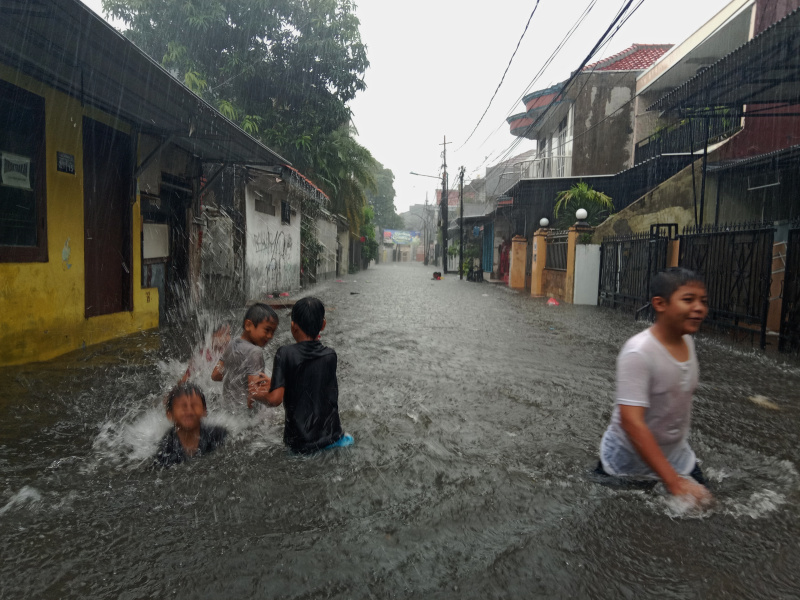 Hujan deras dan petir menyebabkan banjir setinggi 50 cm di kawasan Rawa Belong (Ashar/SinPo.id)