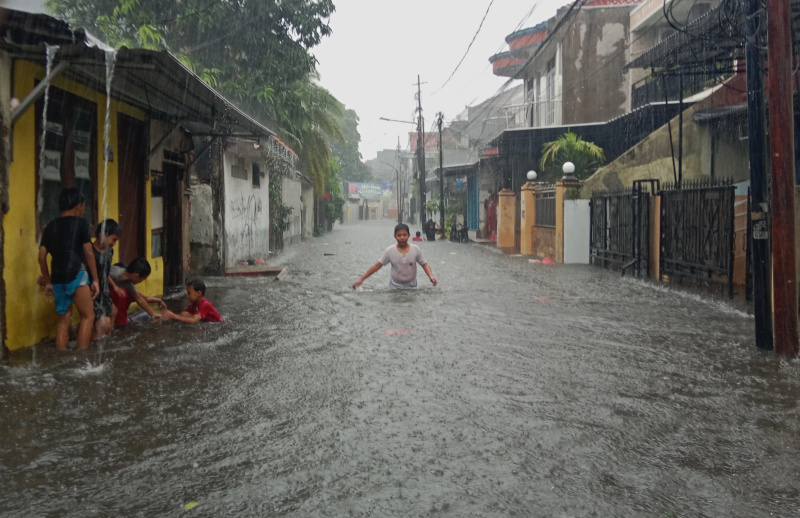 Hujan deras dan petir menyebabkan banjir setinggi 50 cm di kawasan Rawa Belong (Ashar/SinPo.id)