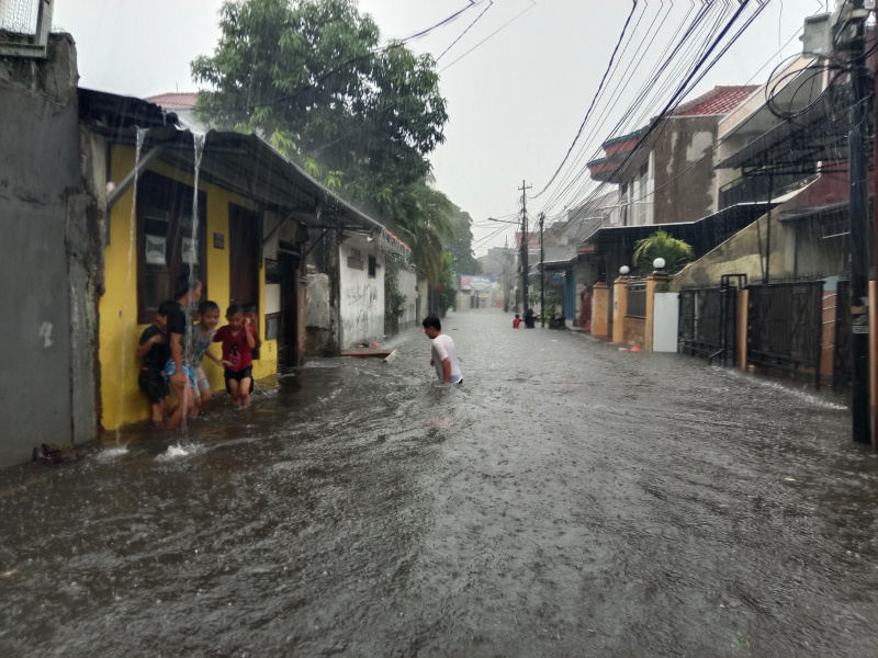 Hujan deras dan petir menyebabkan banjir setinggi 50 cm di kawasan Rawa Belong (Ashar/SinPo.id)