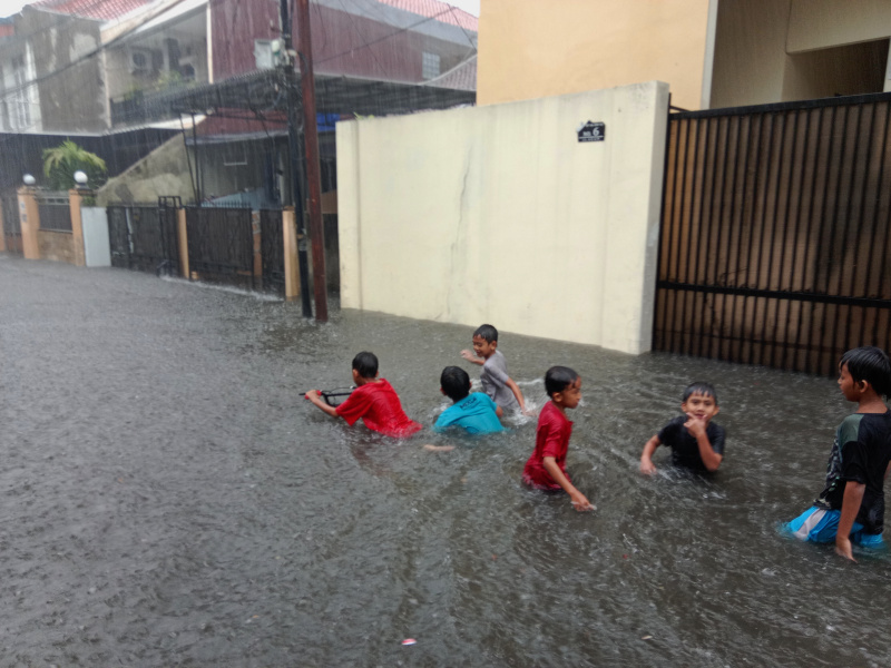 Hujan deras dan petir menyebabkan banjir setinggi 50 cm di kawasan Rawa Belong (Ashar/SinPo.id)