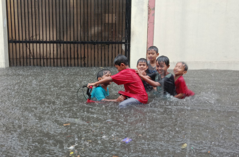 Hujan deras dan petir menyebabkan banjir setinggi 50 cm di kawasan Rawa Belong (Ashar/SinPo.id)