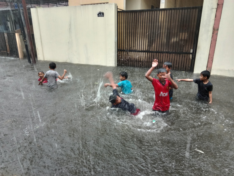 Hujan deras dan petir menyebabkan banjir setinggi 50 cm di kawasan Rawa Belong (Ashar/SinPo.id)