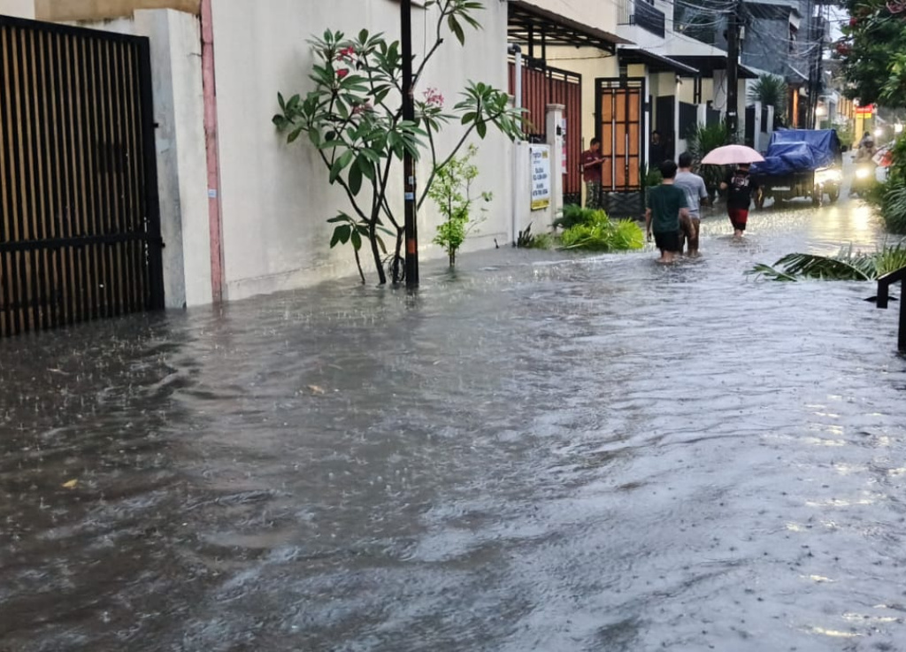 Hujan deras menyebabkan banjir mengenangi kawasan Rawa Belong Gang Adam setinggi 70 cm  (Ashar/SinPo.id)