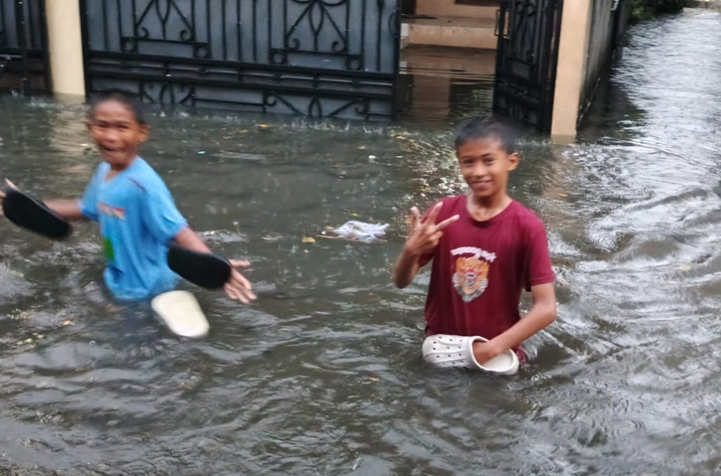 Hujan deras menyebabkan banjir mengenangi kawasan Rawa Belong Gang Adam setinggi 70 cm  (Ashar/SinPo.id)