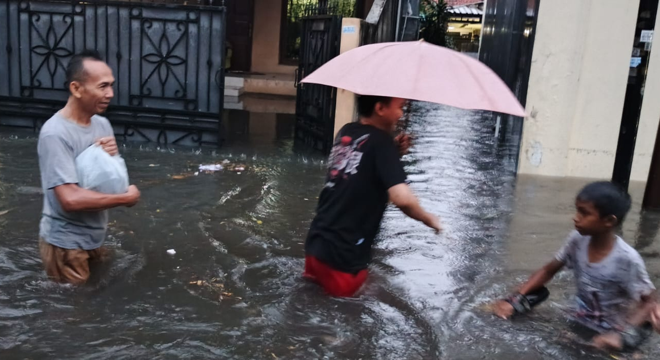 Hujan deras menyebabkan banjir mengenangi kawasan Rawa Belong Gang Adam setinggi 70 cm  (Ashar/SinPo.id)
