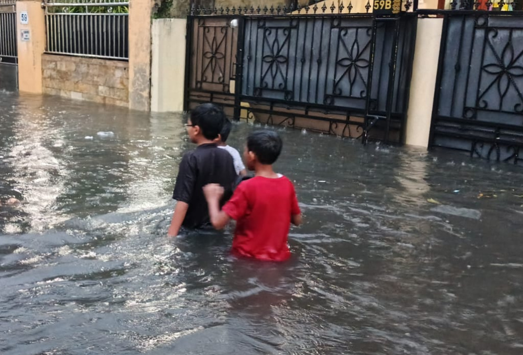 Hujan deras menyebabkan banjir mengenangi kawasan Rawa Belong Gang Adam setinggi 70 cm  (Ashar/SinPo.id)