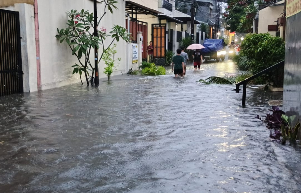 Hujan deras menyebabkan banjir mengenangi kawasan Rawa Belong Gang Adam setinggi 70 cm  (Ashar/SinPo.id)