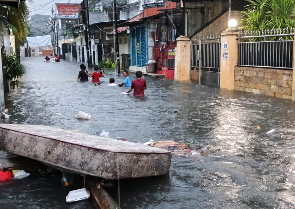 Hujan deras menyebabkan banjir mengenangi kawasan Rawa Belong Gang Adam setinggi 70 cm  (Ashar/SinPo.id)