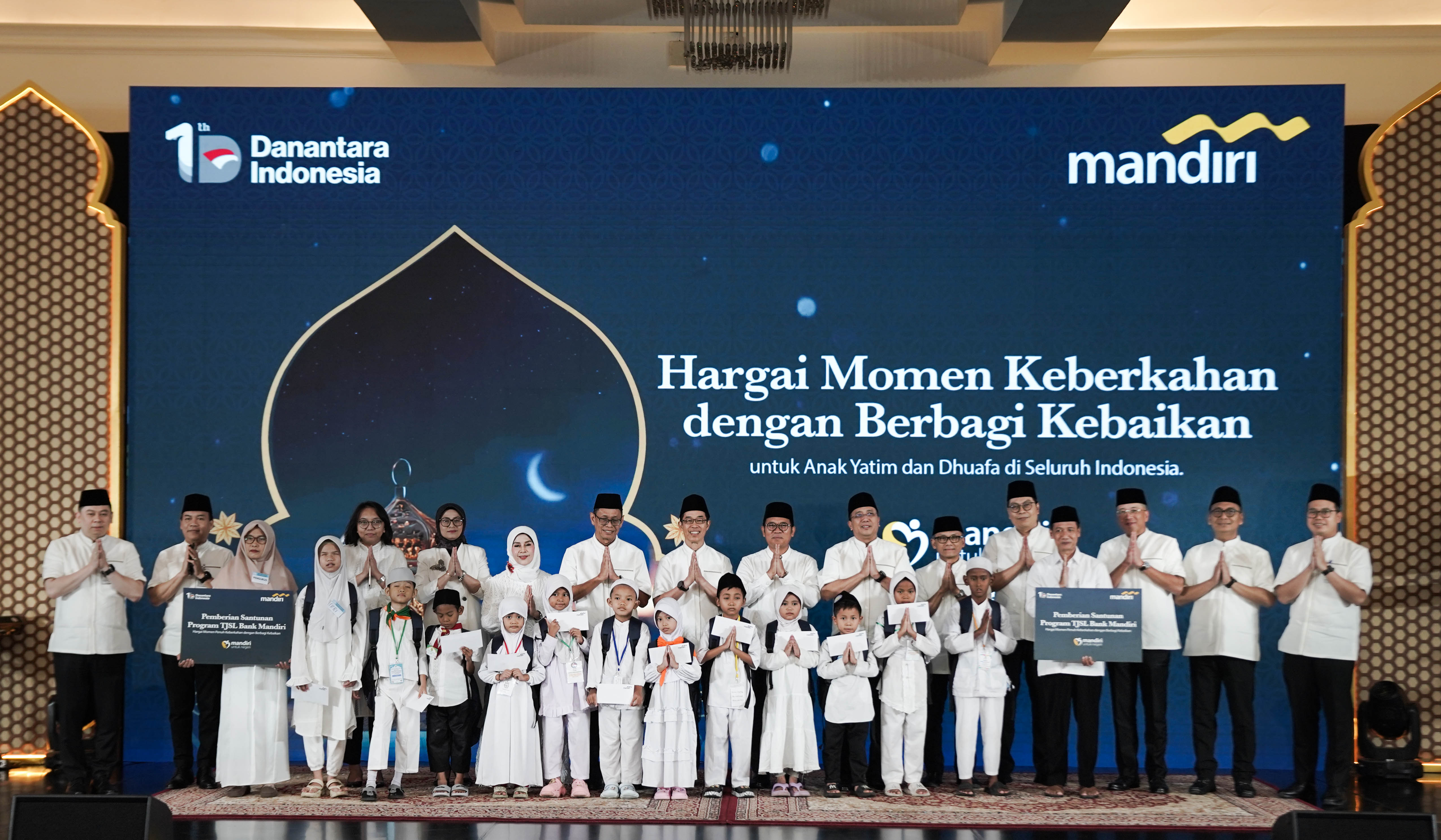 Bank Mandiri beri santunan anak yatim. (Agus Priatna/SinPo.id)