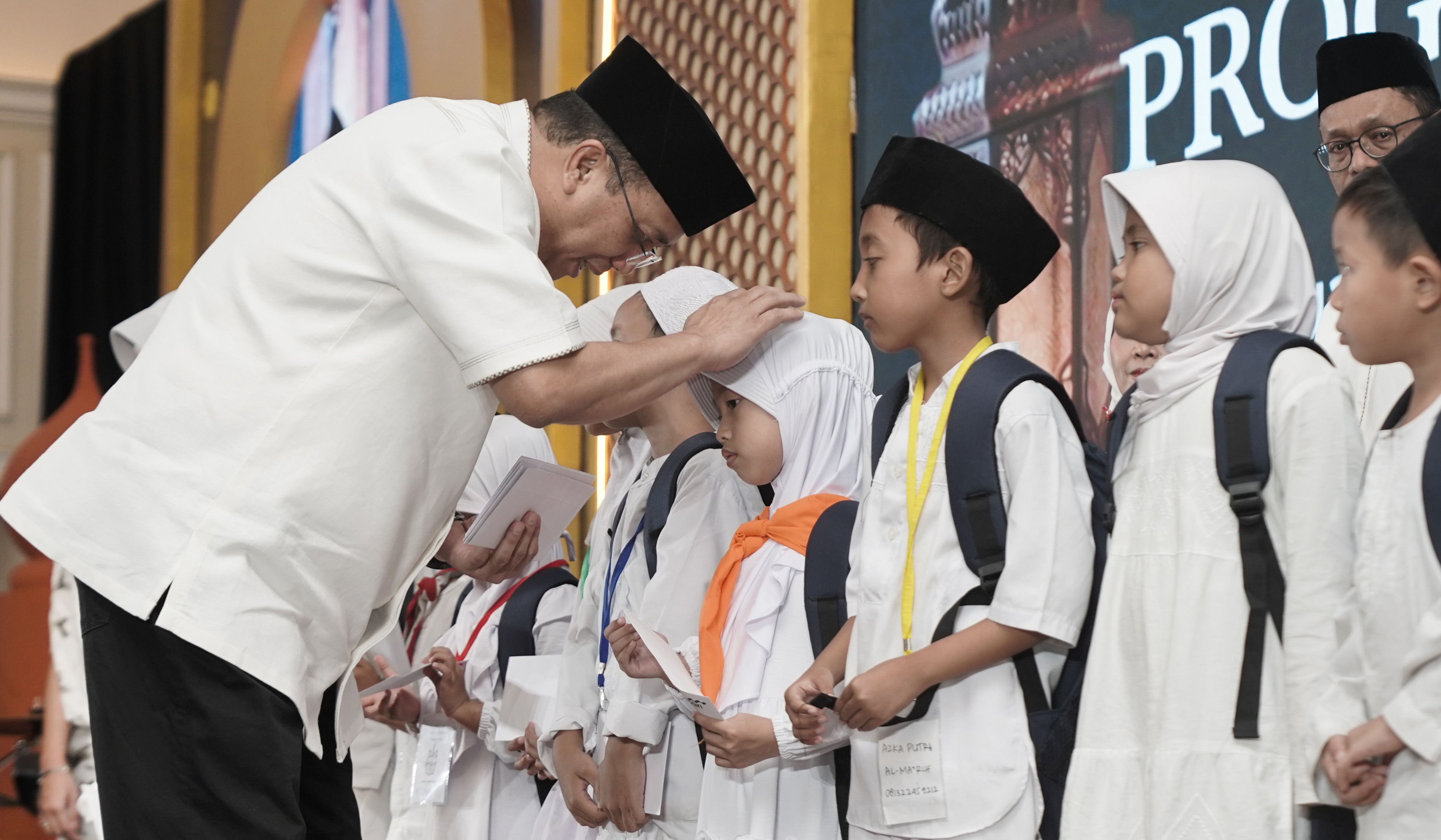 Bank Mandiri beri santunan anak yatim. (Agus Priatna/SinPo.id)