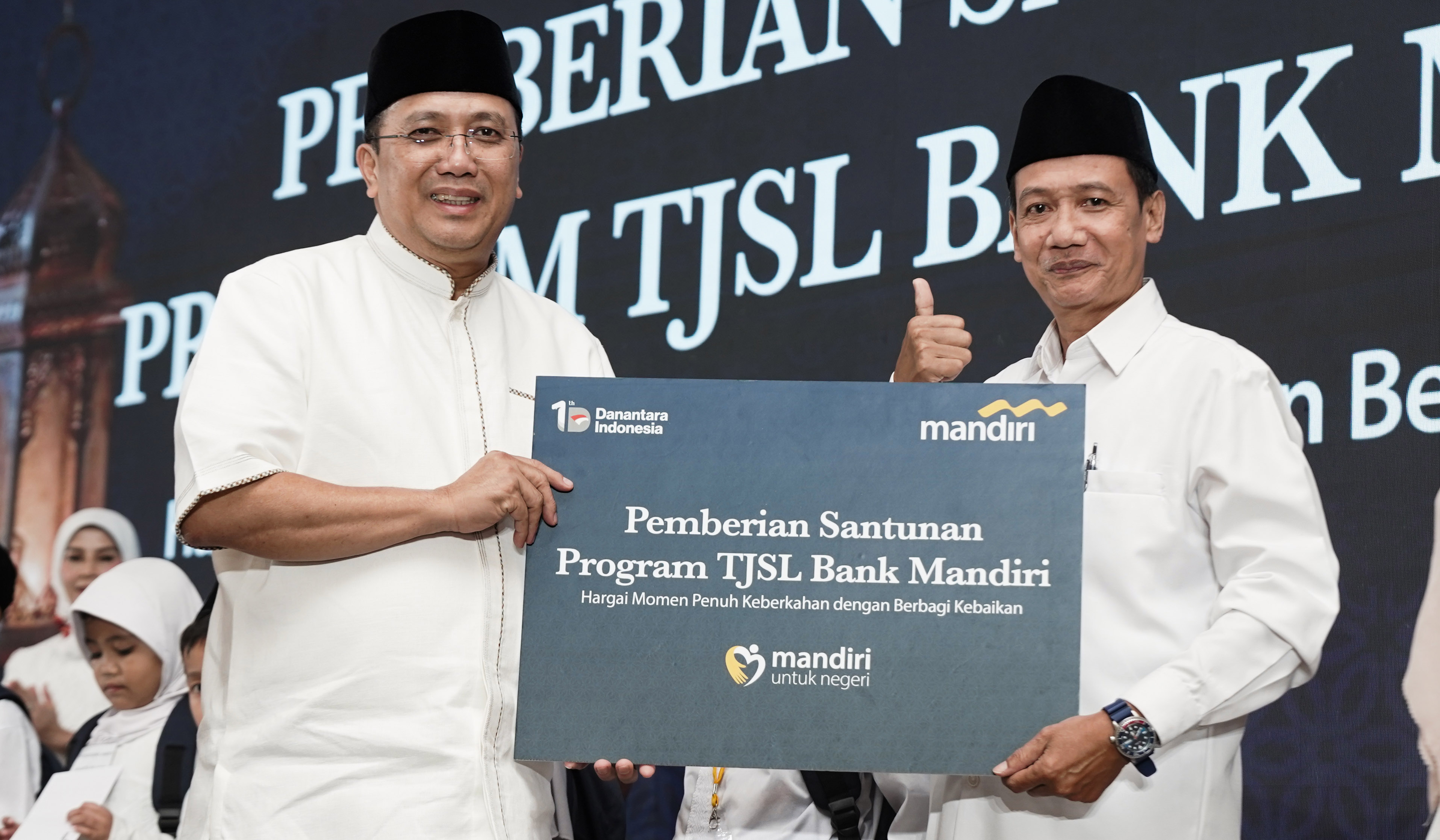 Bank Mandiri beri santunan anak yatim. (Agus Priatna/SinPo.id)