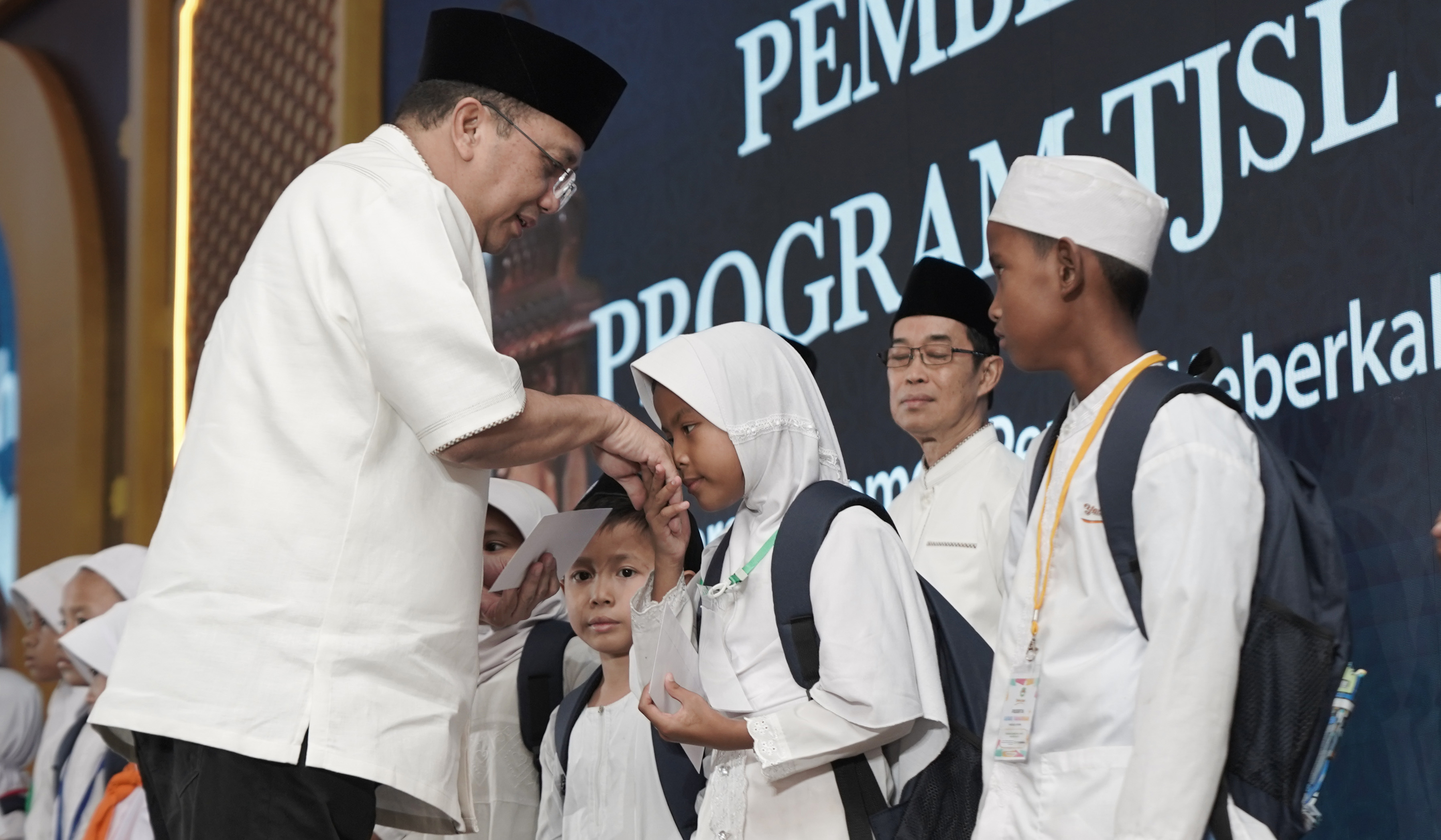Bank Mandiri beri santunan anak yatim. (Agus Priatna/SinPo.id)
