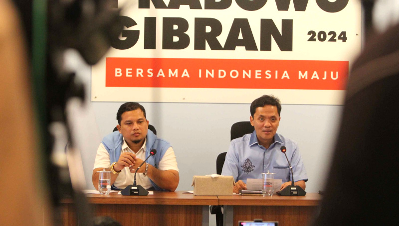 Wakil Ketua TKN Prabowo-Gibran Habiburokhman menggelar konfrensi pers terkait ada isu yang menyudutkan paslon 02 soal pemasangan sticker di karung beras Bulog yang beredar di masyarakat itu tidak benar (Ashar/SinPo.id)