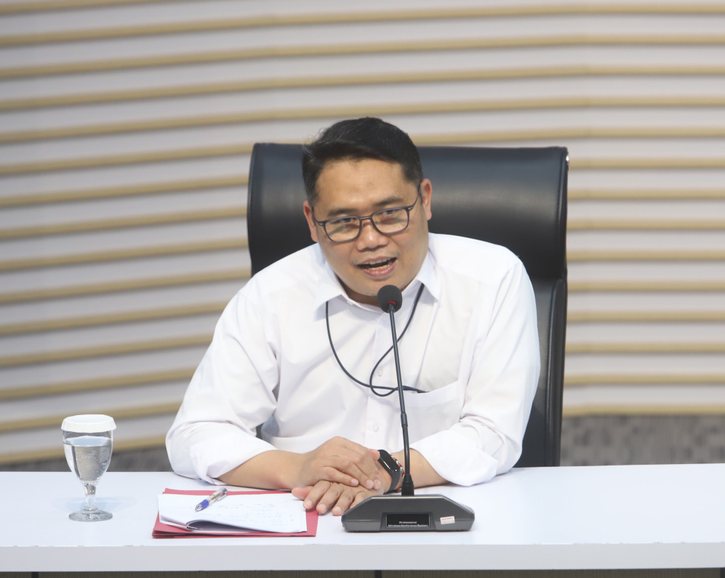 KPK menunjukan hasil barang bukti OTT Bupati Cilacap Syamsul Auliya Rachman (Ashar/SinPo.id)