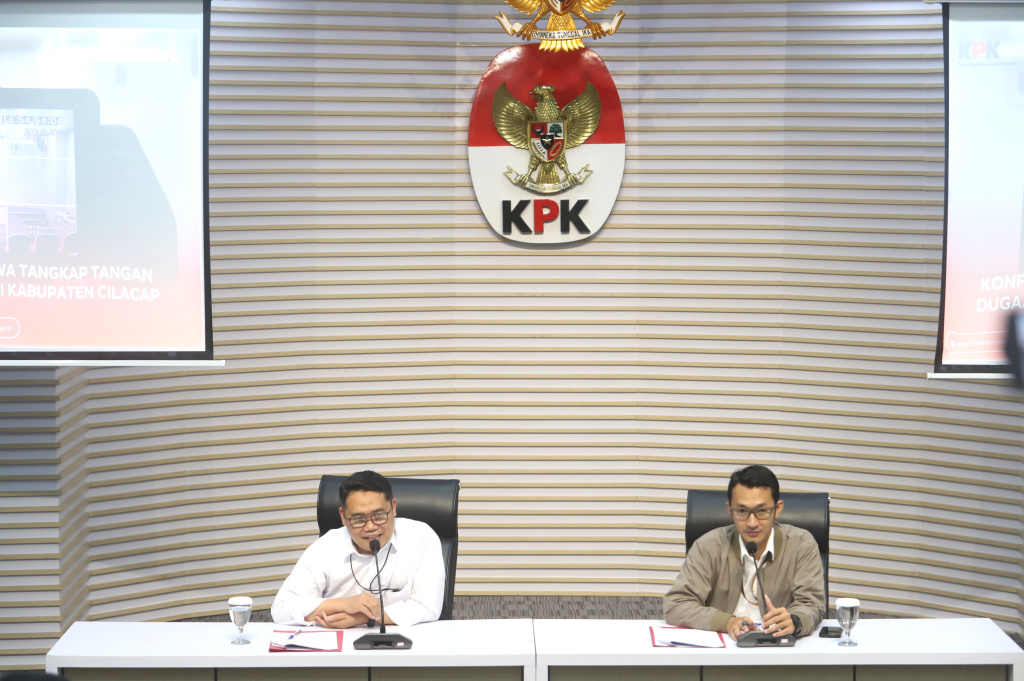 KPK menunjukan hasil barang bukti OTT Bupati Cilacap Syamsul Auliya Rachman (Ashar/SinPo.id)