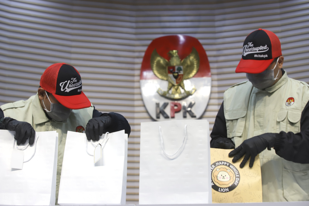 KPK menunjukan hasil barang bukti OTT Bupati Cilacap Syamsul Auliya Rachman (Ashar/SinPo.id)