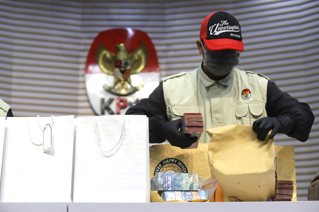 KPK menunjukan hasil barang bukti OTT Bupati Cilacap Syamsul Auliya Rachman (Ashar/SinPo.id)