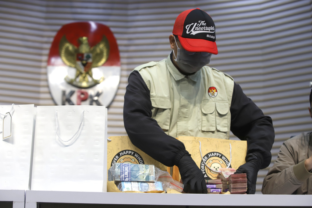 KPK menunjukan hasil barang bukti OTT Bupati Cilacap Syamsul Auliya Rachman (Ashar/SinPo.id)