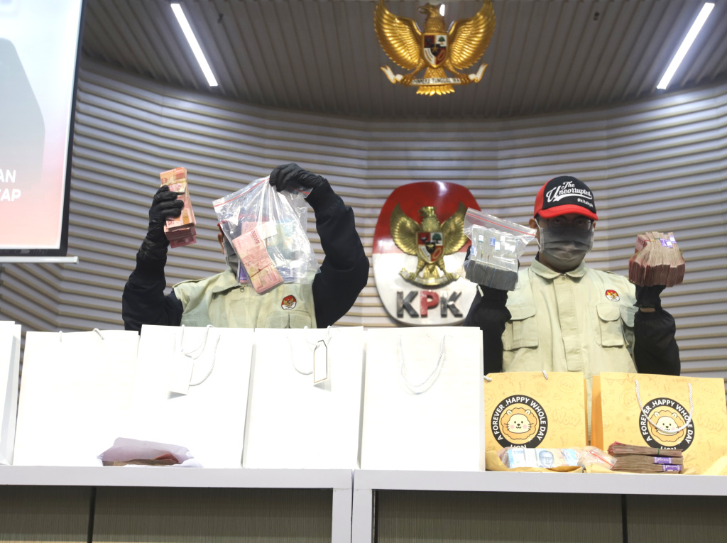 KPK menunjukan hasil barang bukti OTT Bupati Cilacap Syamsul Auliya Rachman (Ashar/SinPo.id)