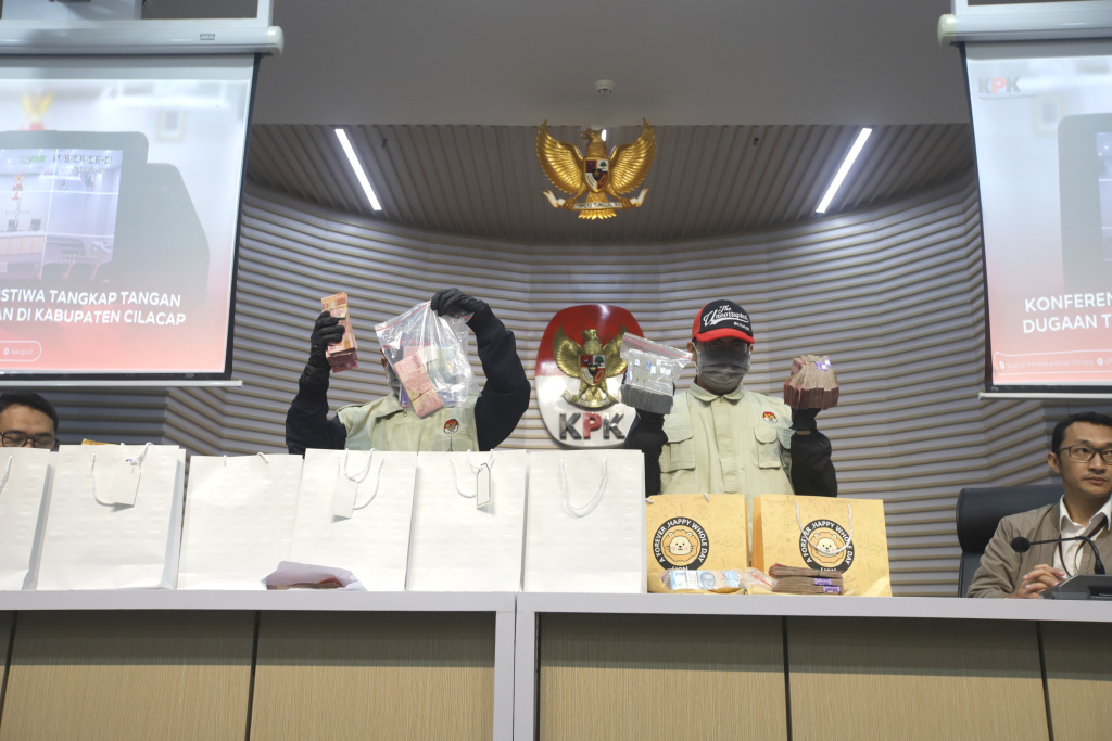 KPK menunjukan hasil barang bukti OTT Bupati Cilacap Syamsul Auliya Rachman (Ashar/SinPo.id)