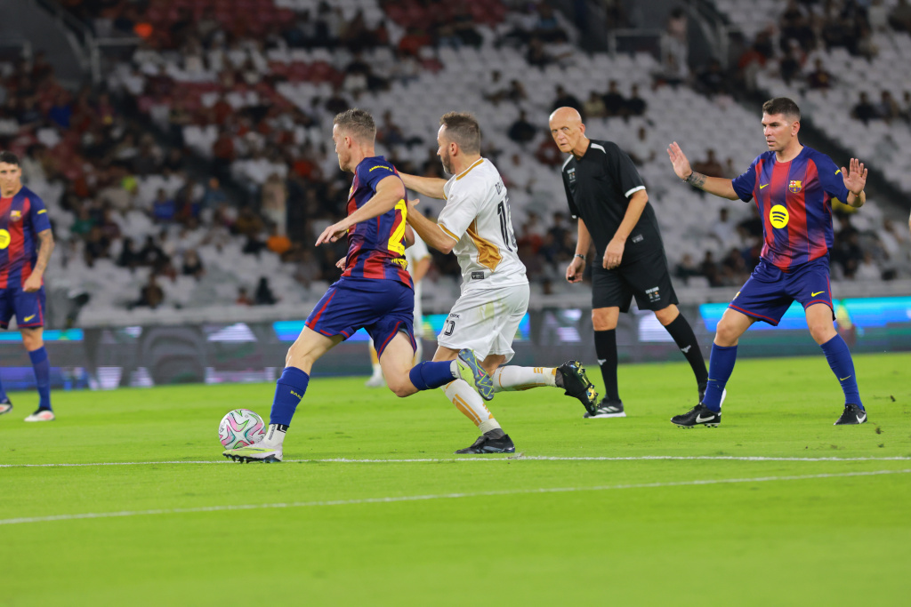 Barcelona Legends berhasil mengalahkan DRX World Legends 3-0 dalam laga persahabatan di Stadion Gelora Bung Karno (Ashar/SinPo.id)