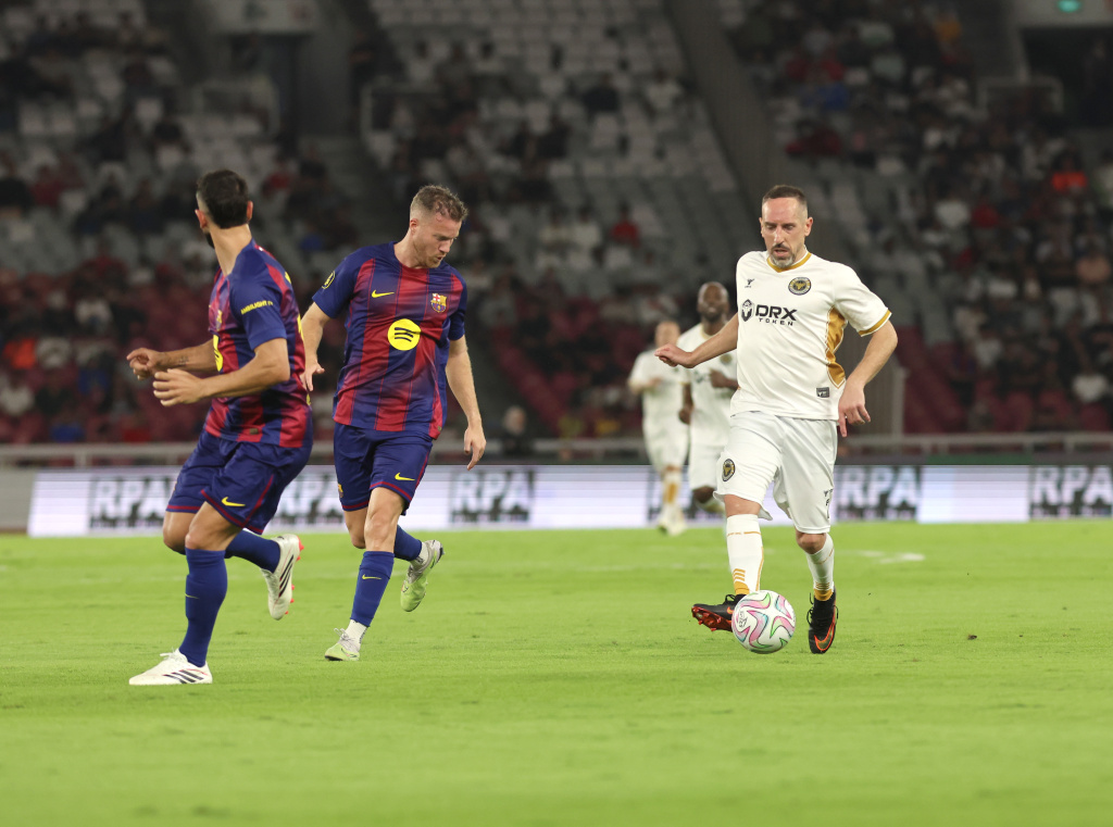 Barcelona Legends berhasil mengalahkan DRX World Legends 3-0 dalam laga persahabatan di Stadion Gelora Bung Karno (Ashar/SinPo.id)