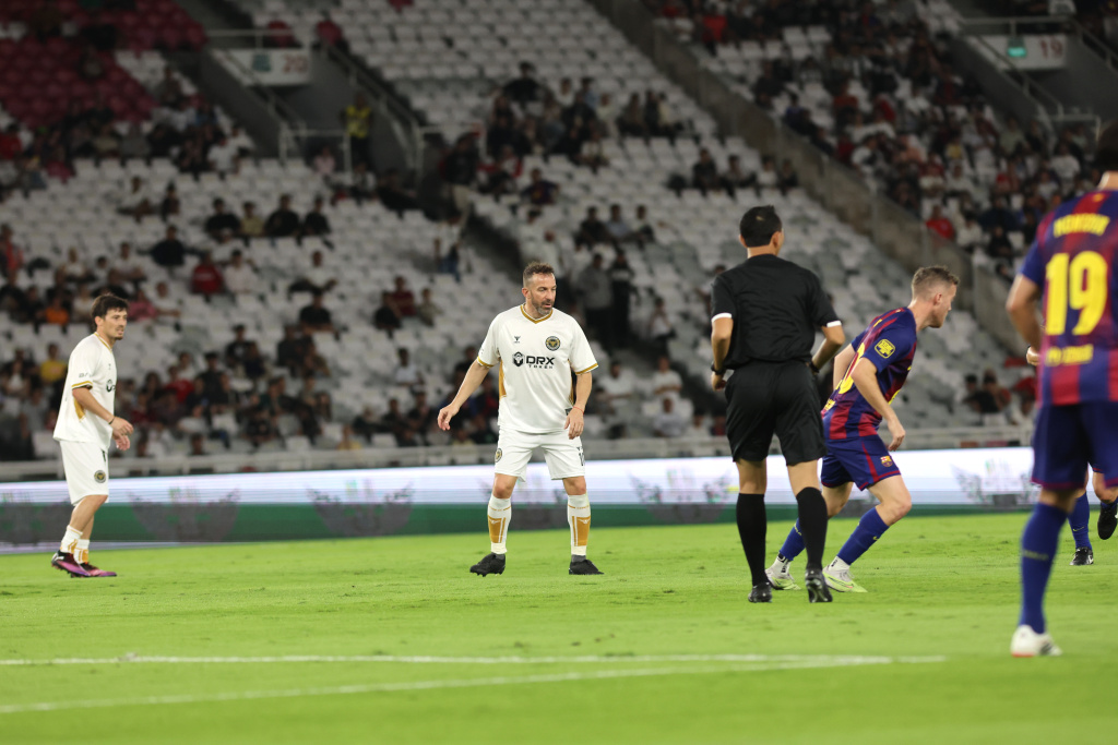 Barcelona Legends berhasil mengalahkan DRX World Legends 3-0 dalam laga persahabatan di Stadion Gelora Bung Karno (Ashar/SinPo.id)