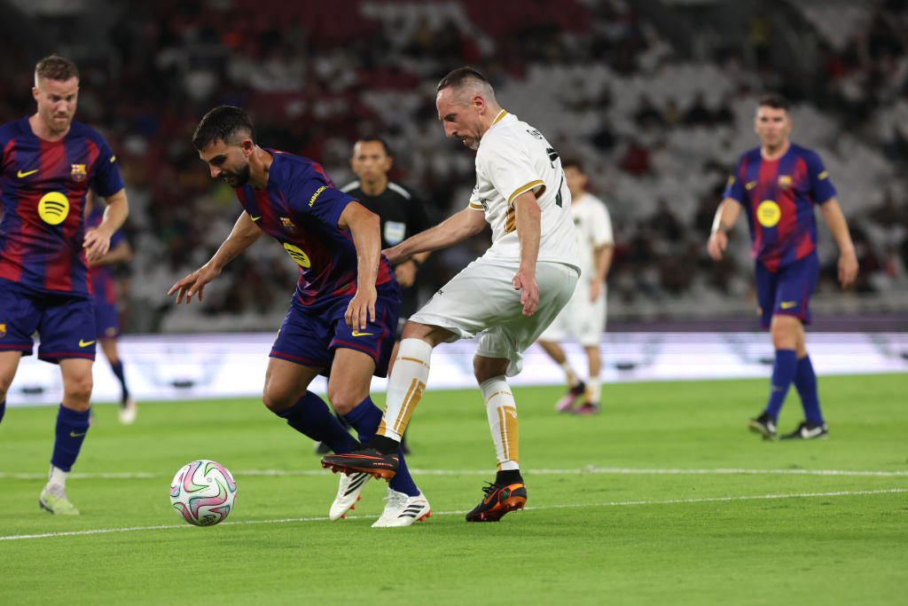 Barcelona Legends berhasil mengalahkan DRX World Legends 3-0 dalam laga persahabatan di Stadion Gelora Bung Karno (Ashar/SinPo.id)