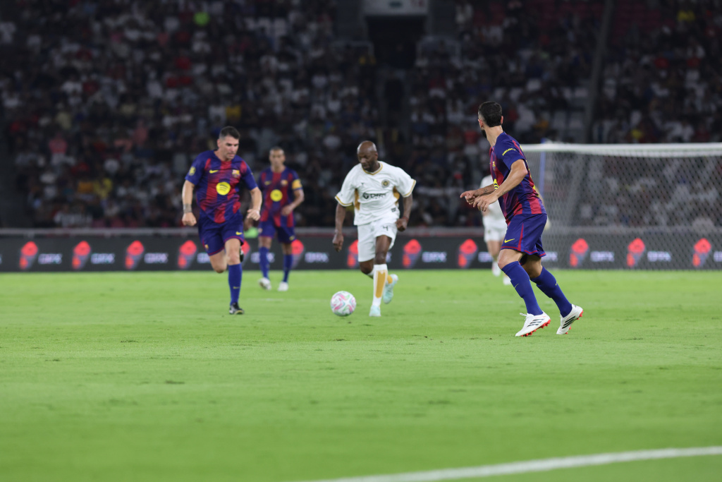 Barcelona Legends berhasil mengalahkan DRX World Legends 3-0 dalam laga persahabatan di Stadion Gelora Bung Karno (Ashar/SinPo.id)