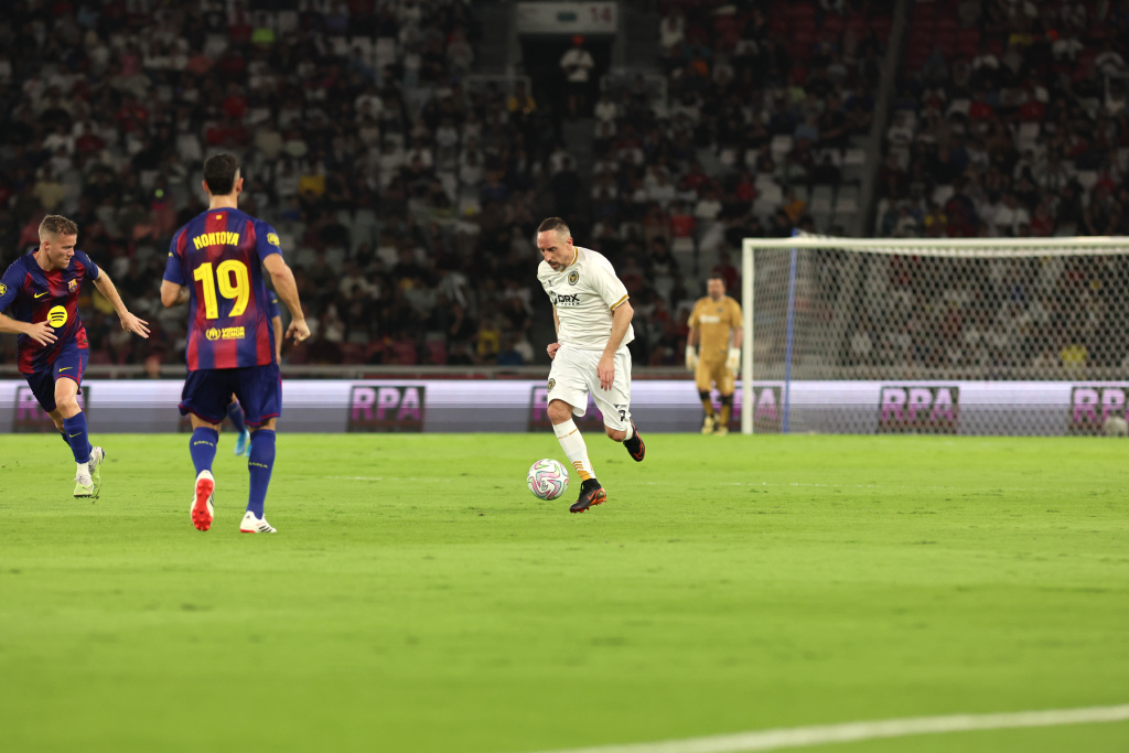 Barcelona Legends berhasil mengalahkan DRX World Legends 3-0 dalam laga persahabatan di Stadion Gelora Bung Karno (Ashar/SinPo.id)